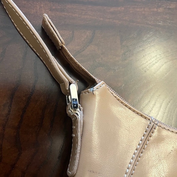 Liz Claiborne Women’s Tan Small Shoulder Purse - Some Signs of Wear - Picture 4 of 11